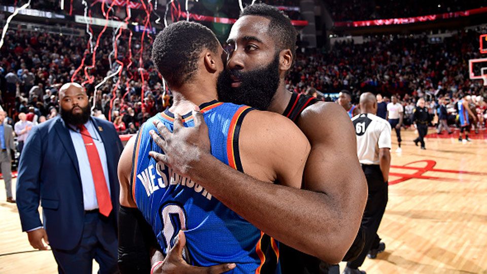 James Harden (Houston Rockets) dan Russell Westbrook (Oklahoma City Thunder) Copyright: © Bill Baptist/NBAE via Getty Images